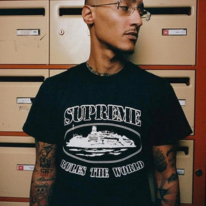 [국내배송] 슈프림 X 코르테이즈 룰즈 더 월드 반팔티 블랙