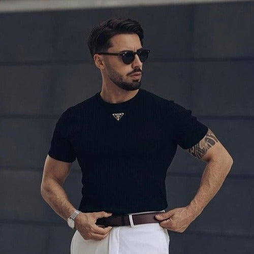 [국내배송/당일출고] 프라다 트라이앵글 넥플레이트 반팔티 블랙 (엔하이픈 제이크 착용)