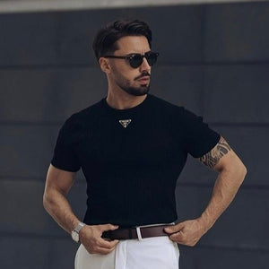 [국내배송/당일출고] 프라다 트라이앵글 넥플레이트 반팔티 블랙 (엔하이픈 제이크 착용)