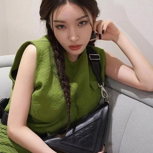 프라다 가죽 트라이앵글 숄더백 블랙 (화사,청하,혜리,티파니 외 착용)