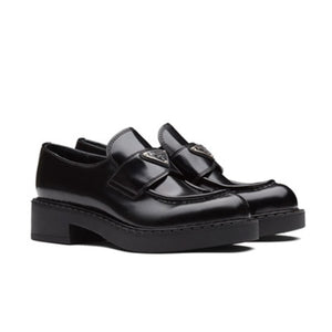 프라다 브러시드 가죽 로퍼 블랙 (산다라박 착용)