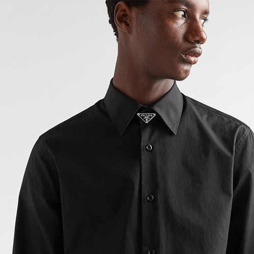 [국내배송] 프라다 넥 삼각 로고 플레이트 셔츠 2color