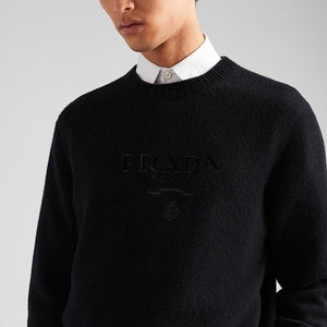 [국내배송] 프라다 엠브로이더 로고 크루넥 스웨터 블랙