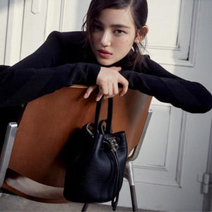 버버리 레더 TB 미니 버킷백 블랙 (뉴진스 다니엘 착용)