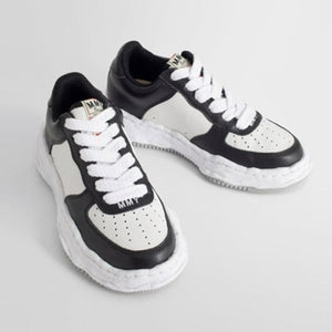 메종 미하라 야스히로 웨인 OG 솔 레더 로우탑 스니커즈 블랙/화이트 (제이홉,고민시 착용)