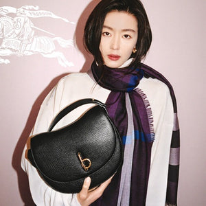 버버리 미디엄 로킹 홀스백 블랙/금장 (전지현,신시아,백현,주우재 착용)