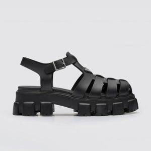 프라다 폼 러버 샌들 블랙 (이시영 착용)