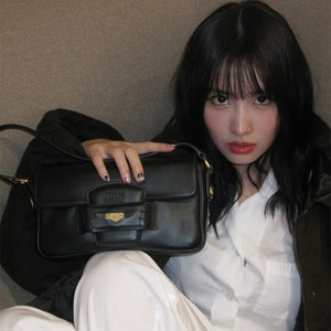 미우미우 페니 가죽백 블랙 5BD270 (모모 착용)