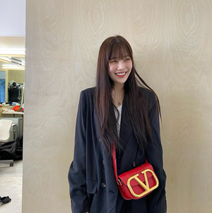 발렌티노 슈퍼비 크로스 바디백 S/M 레드 (조이 착용)