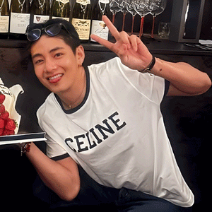 [국내배송/당일출고] 셀린느 클래식 로고 배색 반팔티 화이트 (뷔 착용)