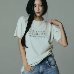 [국내배송] 메종마르지엘라 스탬프 로고 반팔티 2color (효민,김나영 착용)