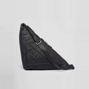 프라다 가죽 트라이앵글 크로스백 블랙 2VY007 (NCT 재현 착용)