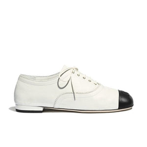 샤넬 라운드 토 투톤 레이스업 플랫 화이트/블랙 (차정원 착용)