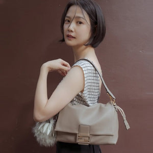 펜디 맘마 미디엄 가죽 백 도브 그레이 (윤승아,이시영 착용)